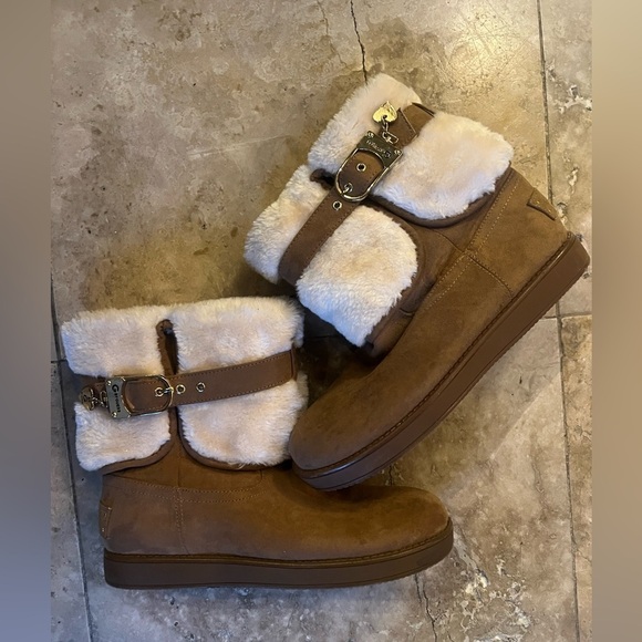 Guess ladies booties NWOT, camel color, brass accessories size 7 1/2 medium - Picture 10 of 14